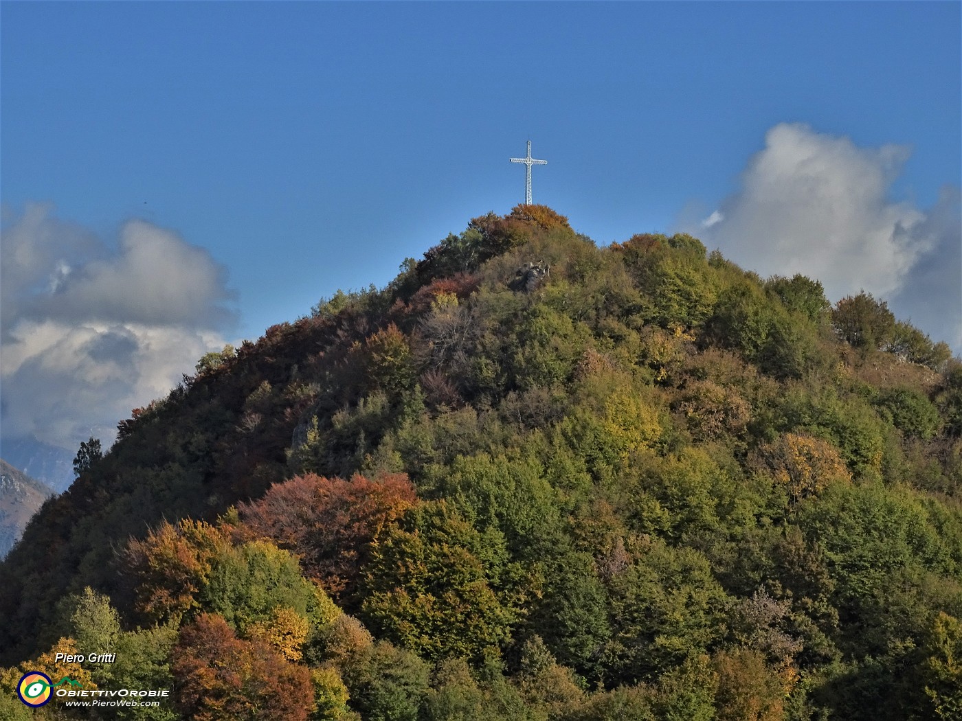 43 ... senza volerlo mi ritrovo  a due passi dal Monte Zucco, qui zoomato.JPG